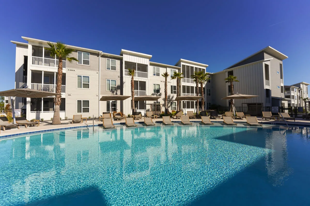 Six Reasons You Want to Live in an Apartment with a Swimming Pool